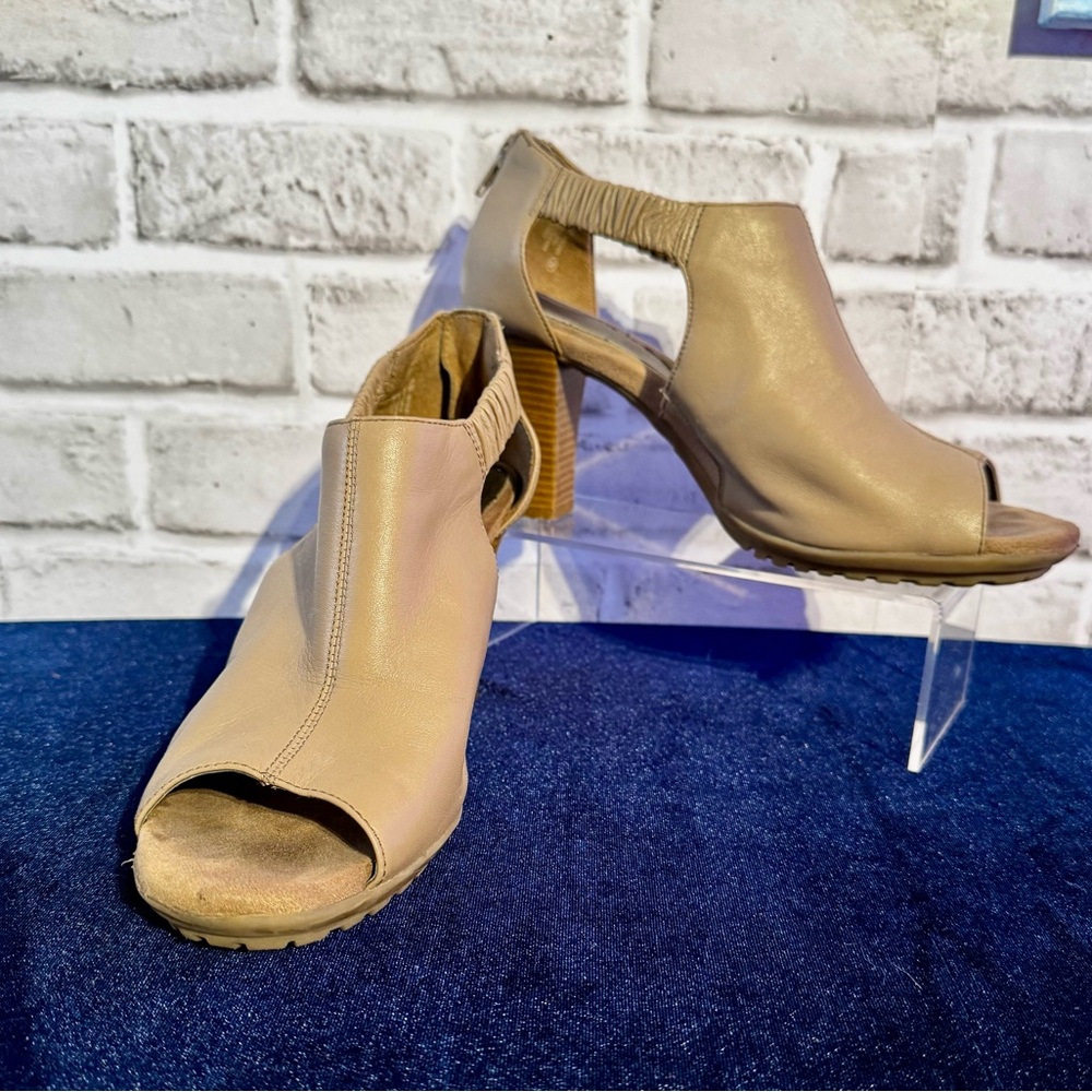 Aerosoles tan and beige court with peep toes  Stack Heels Women Sz 8